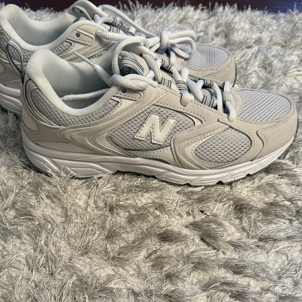 EUC New Balance 408 women’s size 7. White and gray.
